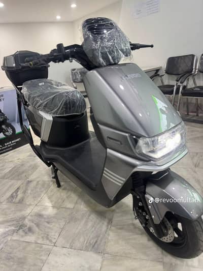 REVOO A12 BOX Electric Scooter for Sale New