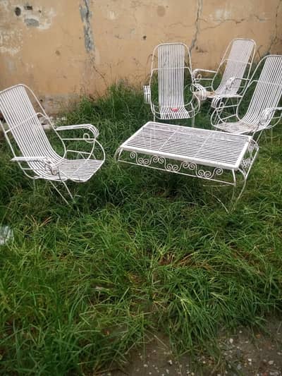 4 loha ki chairs 1 loha ka table