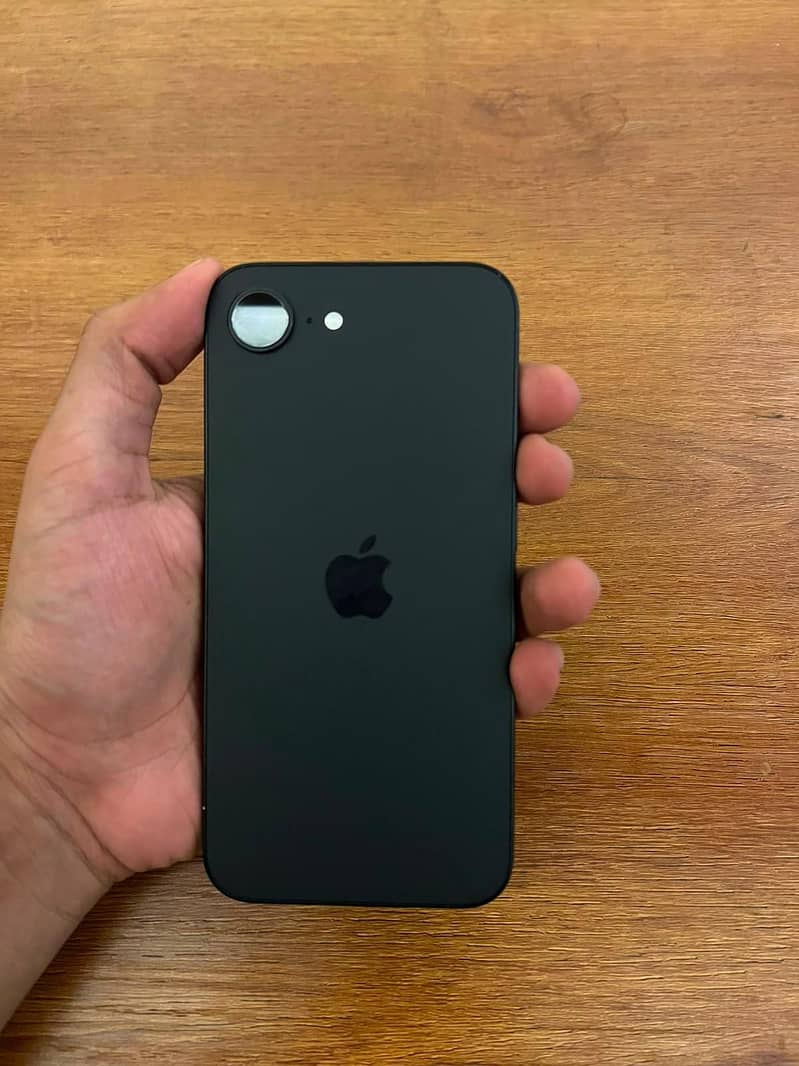 Apple iPhone 16e 0