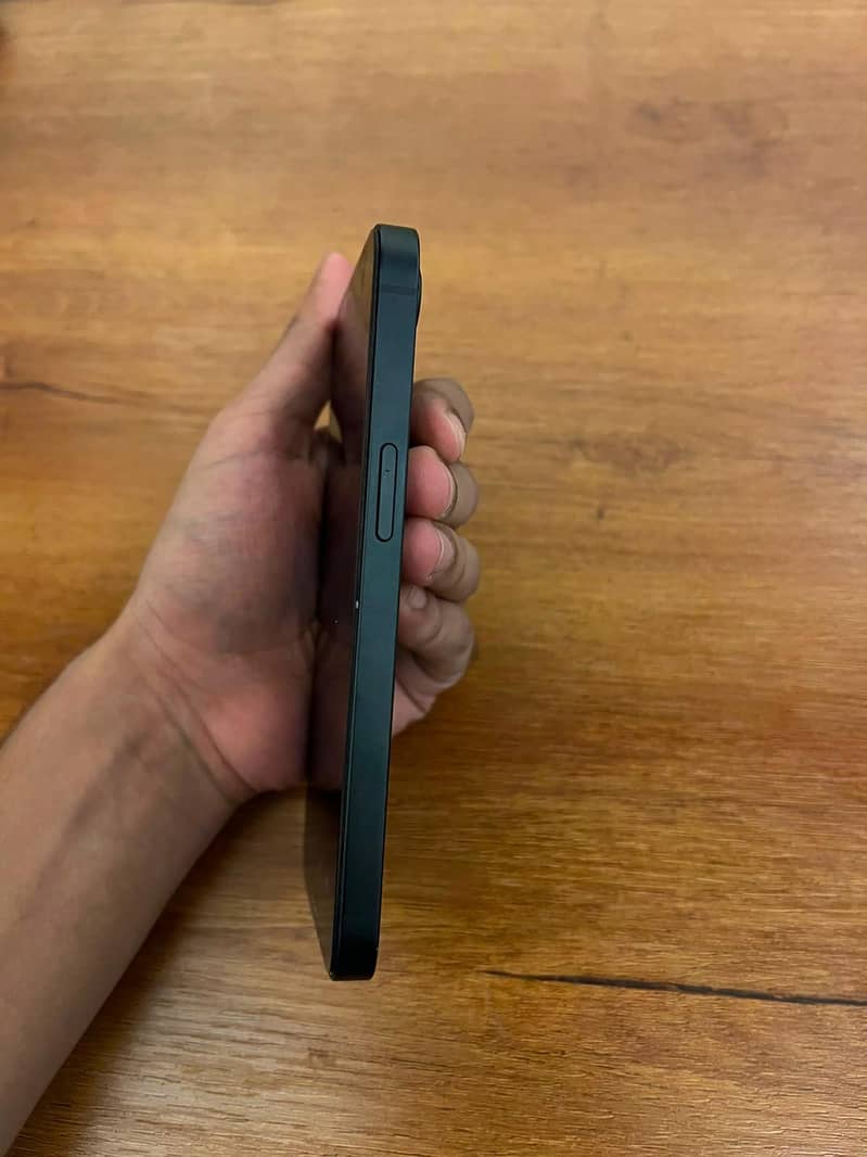 Apple iPhone 16e 2