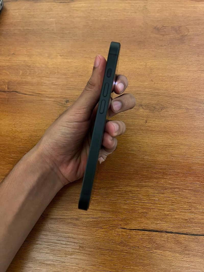 Apple iPhone 16e 3