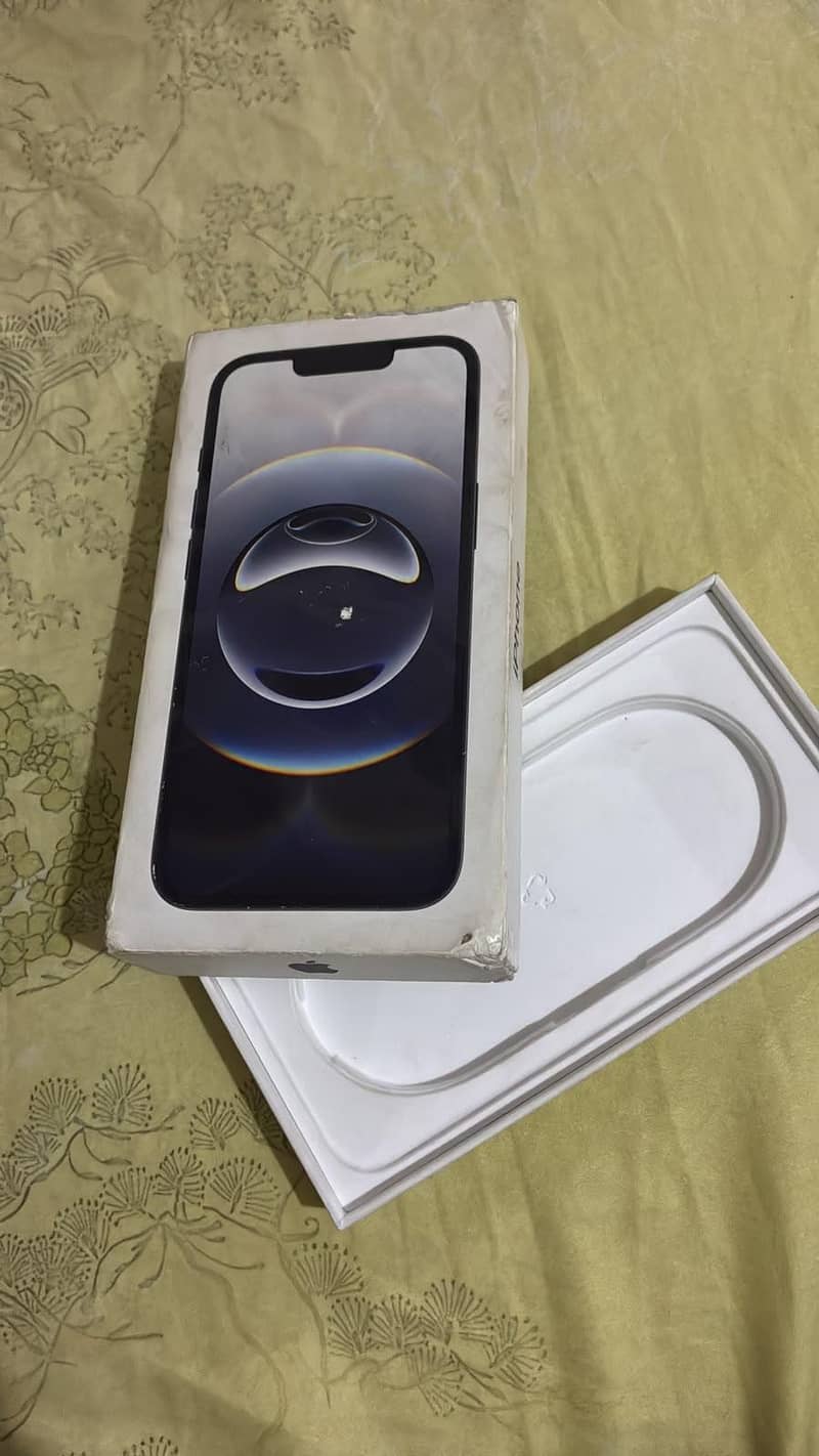 Apple iPhone 16e 4
