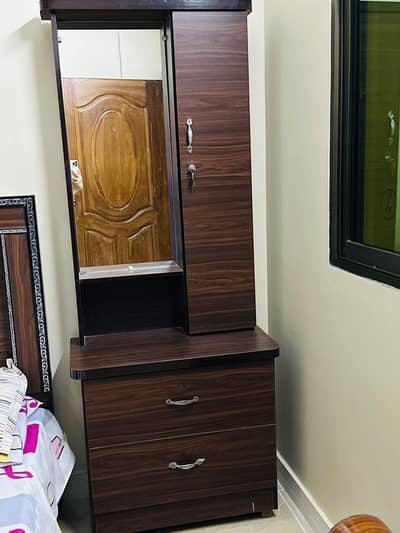 used bedroom set in new condition, complete set with double bed