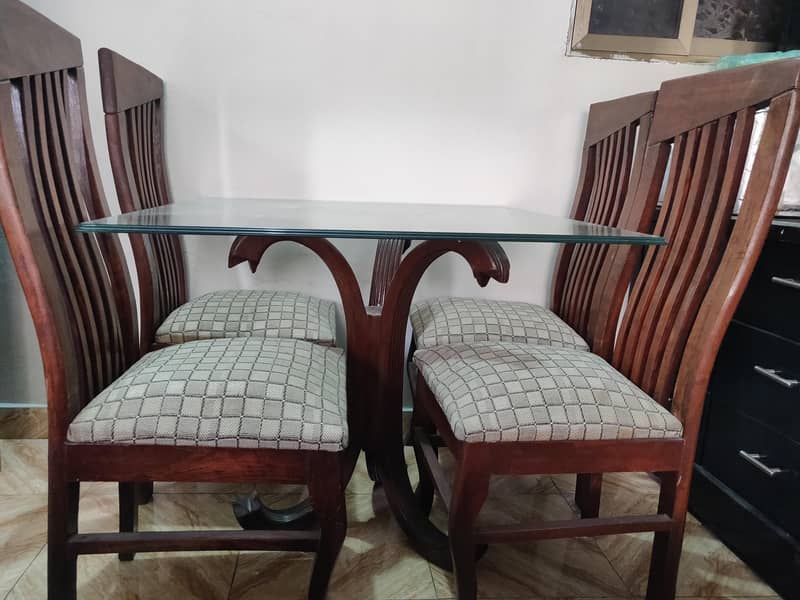 4 chairs table 1