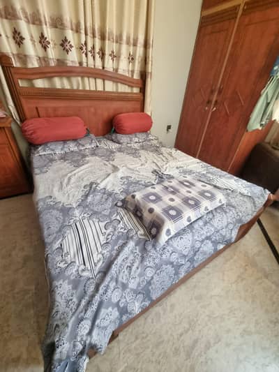 wooden queeen bed in low buget for sale