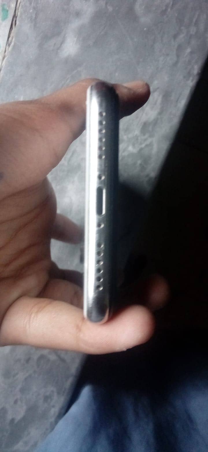 Apple iPhone X 4
