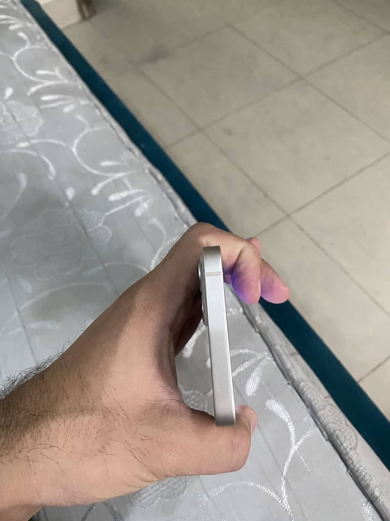 Apple iPhone 13 0