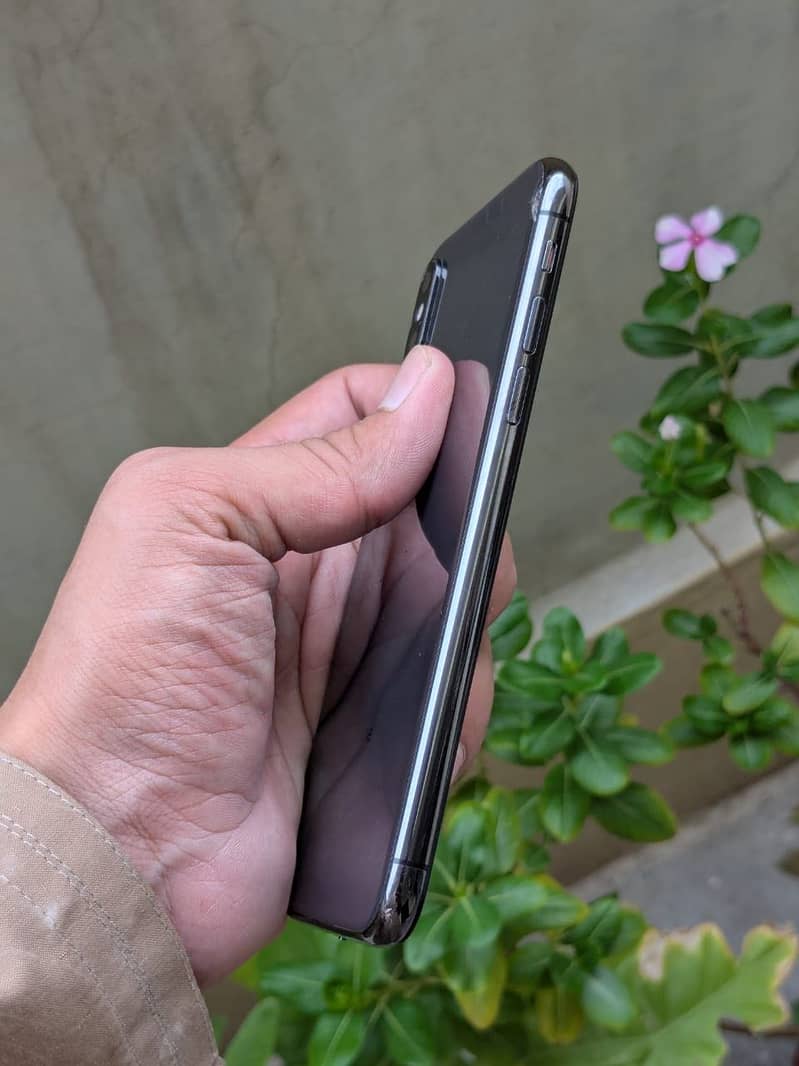 Apple iPhone X 4