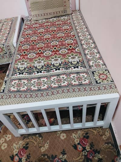 new singl bed iran ka adar pe banya he 2 manth pehli new he
