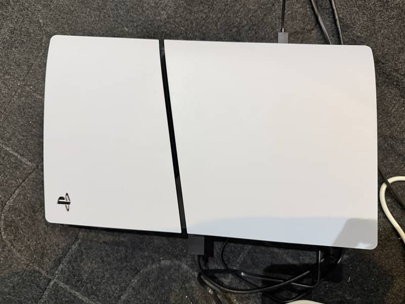 PS5 Slim Disc Edition with Controller 4