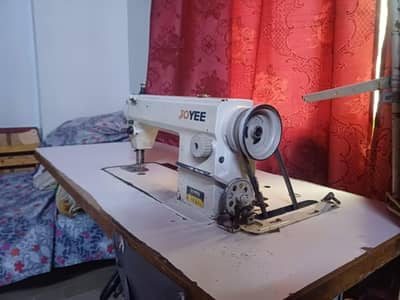 Juki sewing machine 9/10 condition like brand new