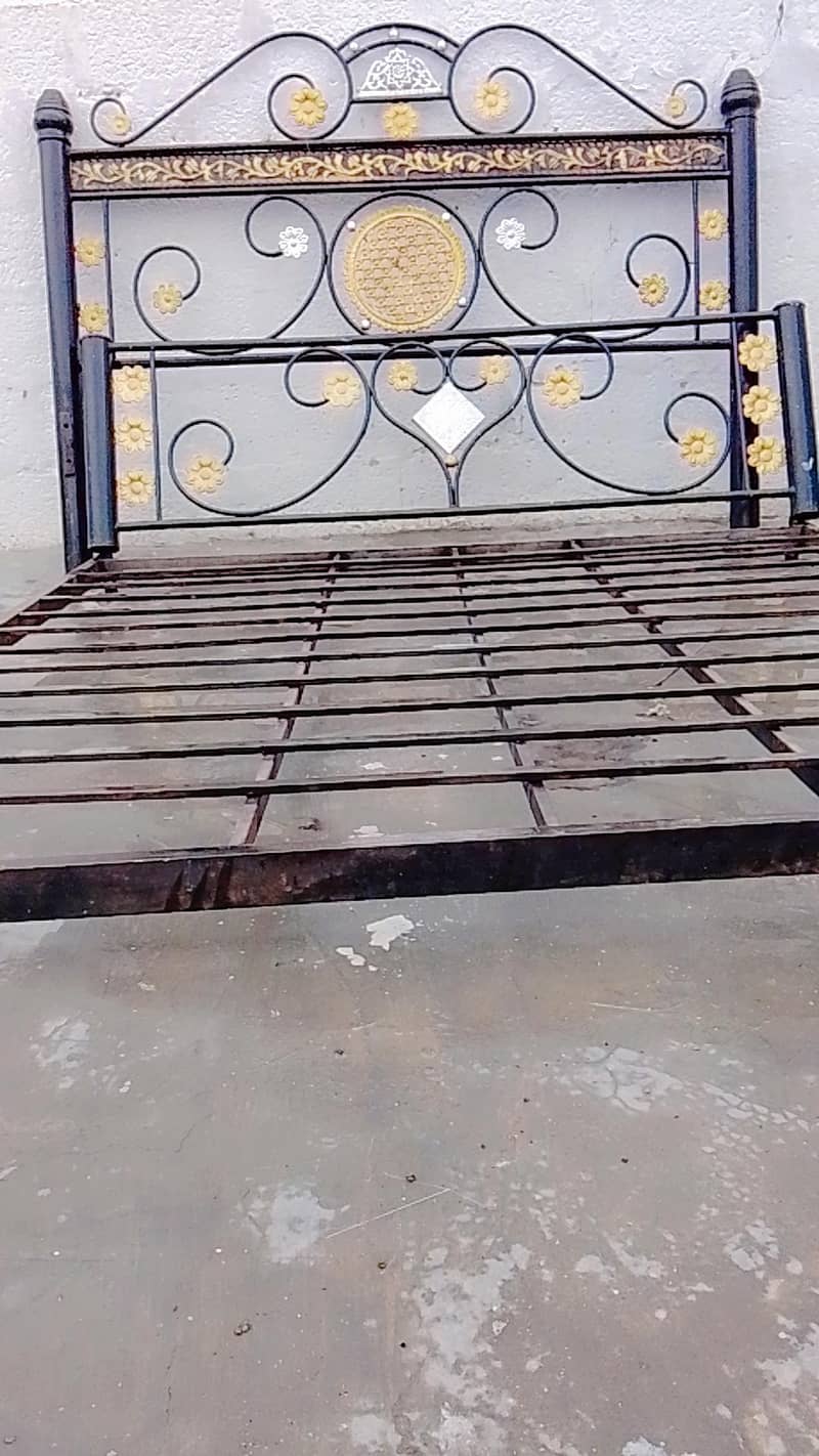 Double iron bed 0