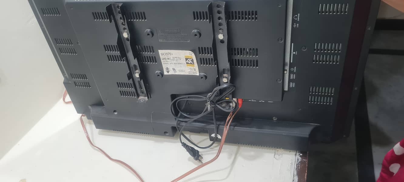 32 inch LCD 3
