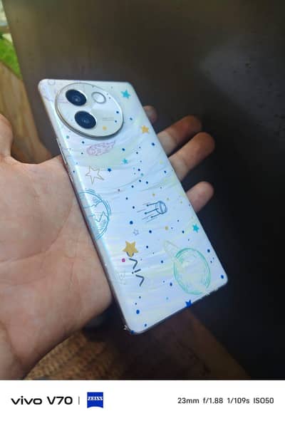 Vivo V30e 5G 16 256 5500mah ki battery hai
