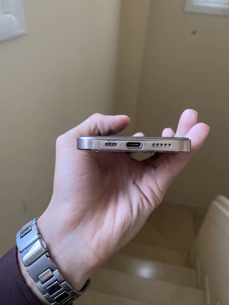 IPhone 16 Pro (complete box) 5