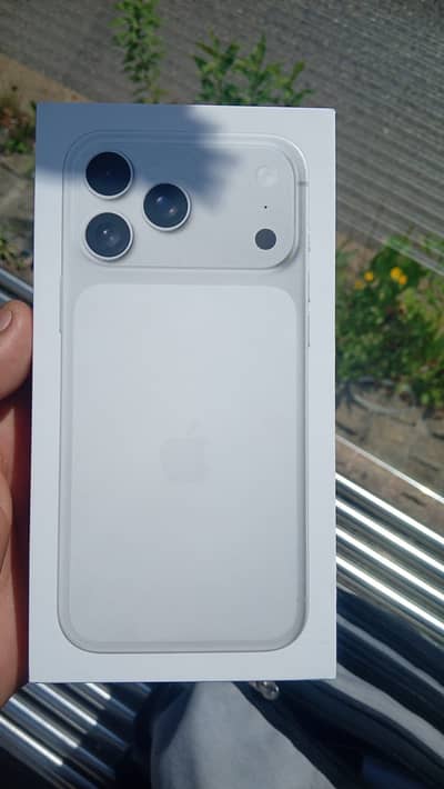 Selling this iphone 17pro max factory unlock phy+esim model box pack
