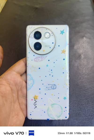 Vivo V30e 5G 16 256 5500mah ki battery hai