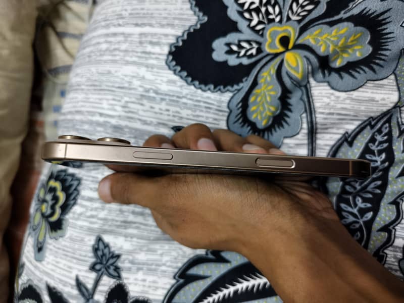 Apple iPhone 16 Pro Max 1
