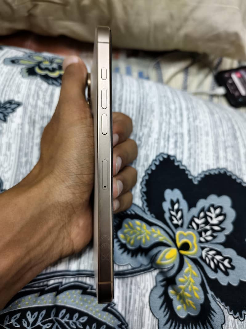 Apple iPhone 16 Pro Max 2