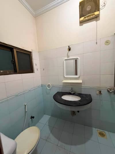 10 Marla VERY NEAT AND CLEAN TILE FLOOR UPPER PORTION IS AVAILABLE FOR RENT IN WAPDA TOWN PHASE 1 BLOCK K3.