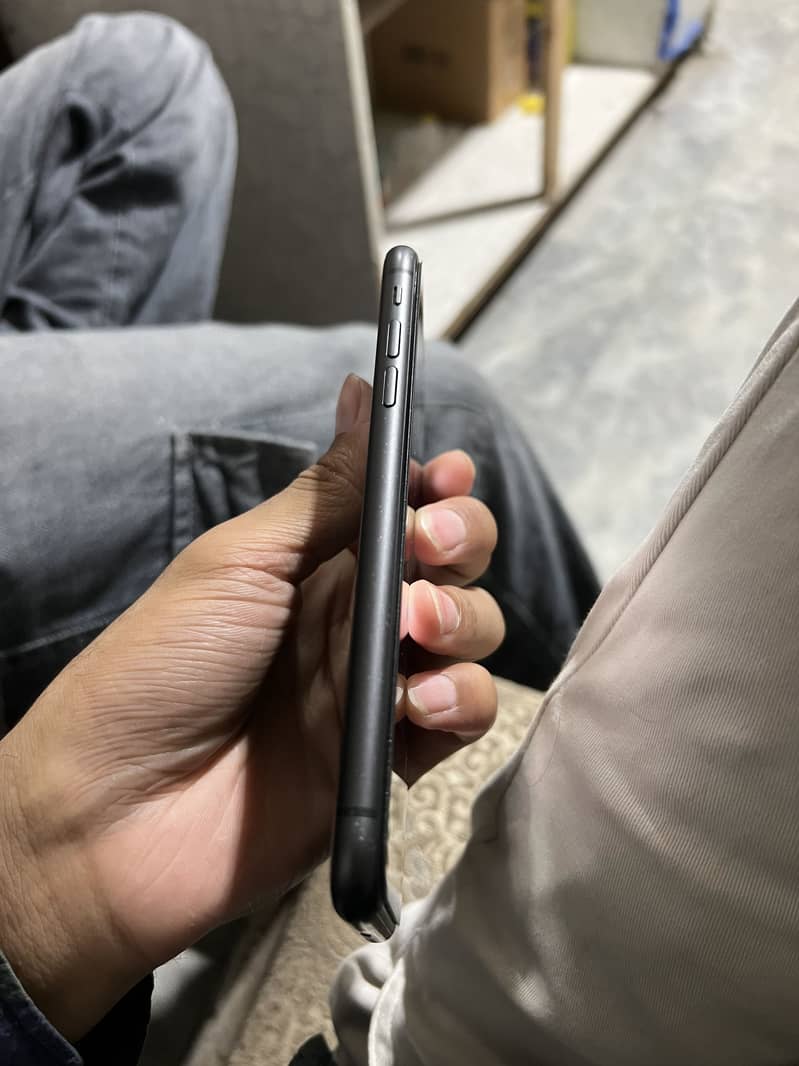 Apple iPhone 11 4