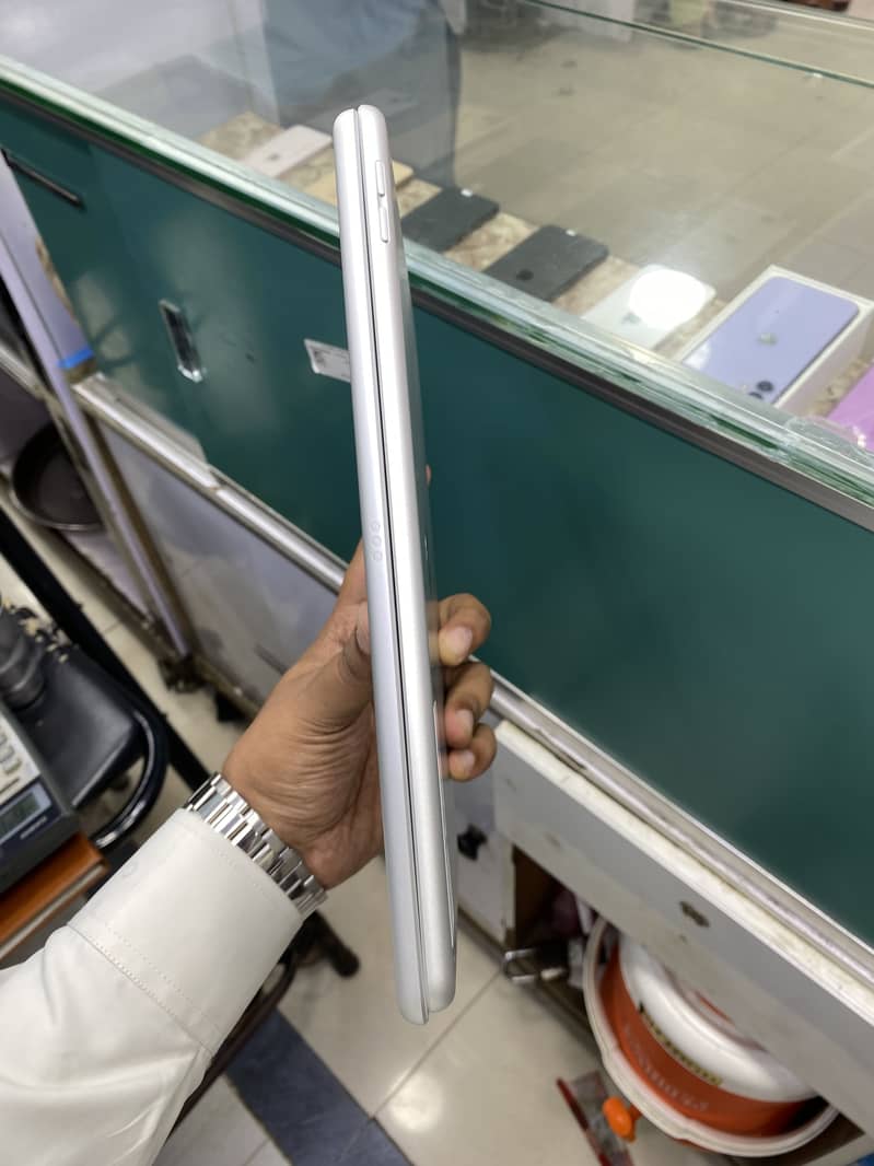 iPad 8 silver 1