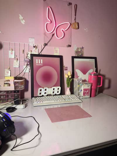 The white study decor table
