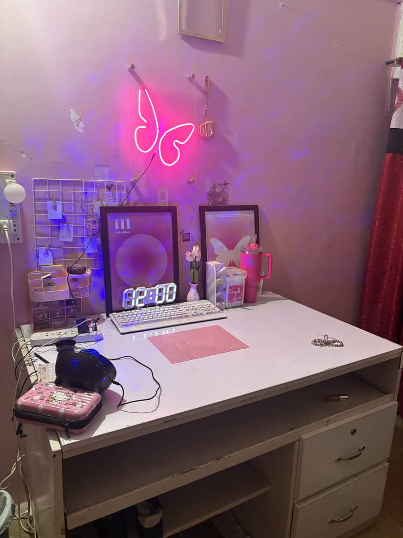 The white study decor table,available in full big size 1