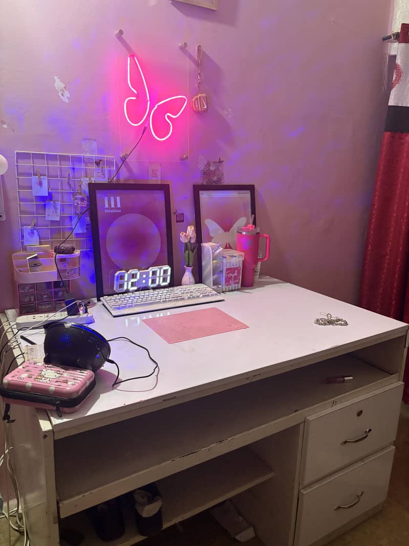 The white study decor table,available in full big size 2
