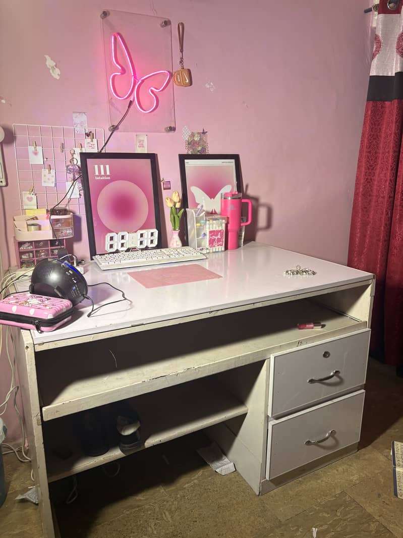 The white study decor table,available in full big size 4