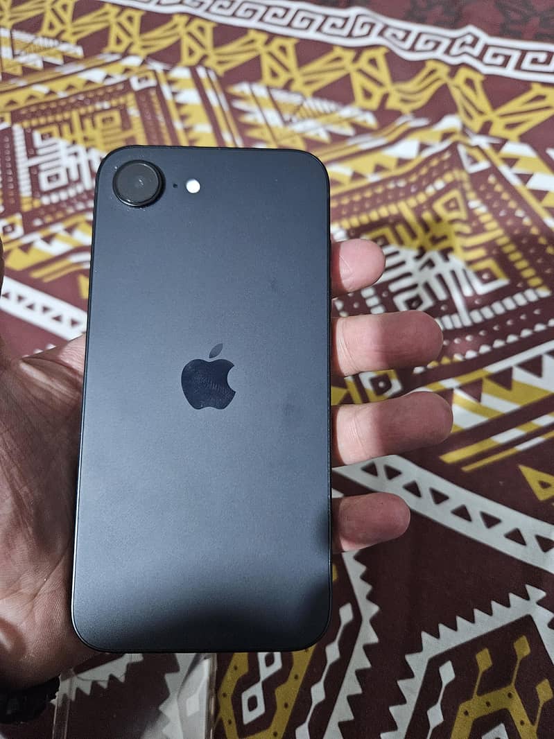 Apple iPhone 16e 2