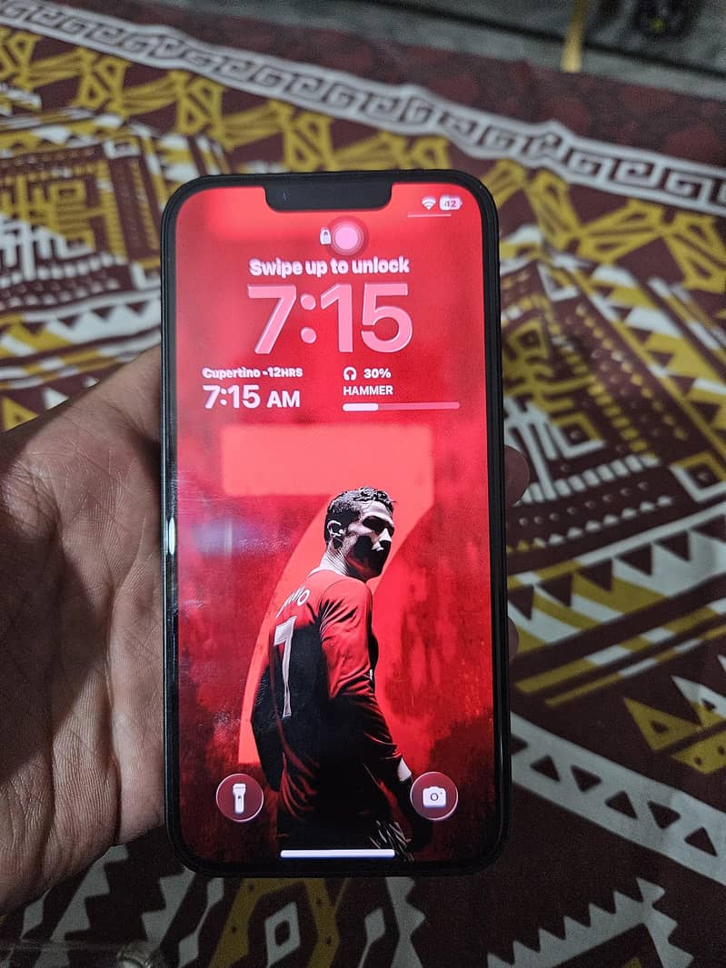 Apple iPhone 16e 4