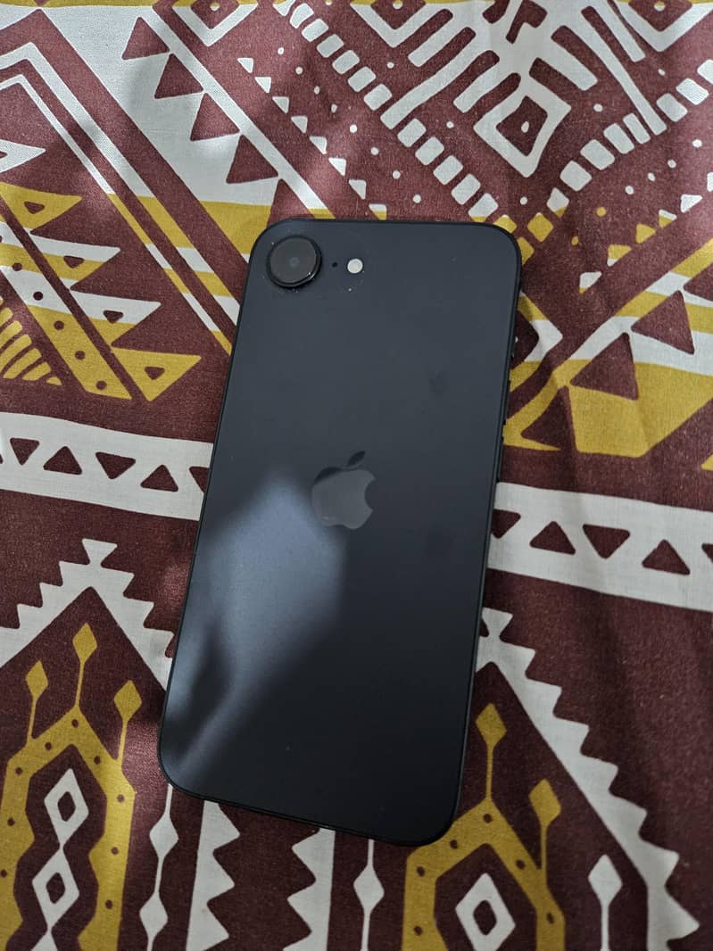 Apple iPhone 16e 6