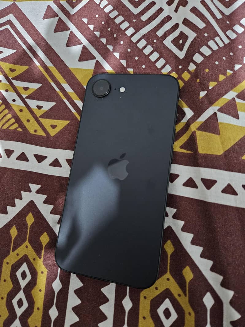 Apple iPhone 16e 7