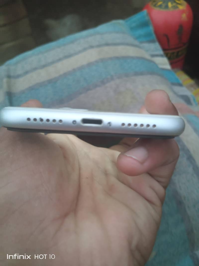 Apple iPhone 11 4