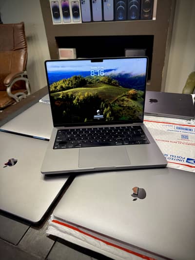 MACBOOK PRO M5 16 INCH 24GB RAM 1TB STORAGE MGEA4
