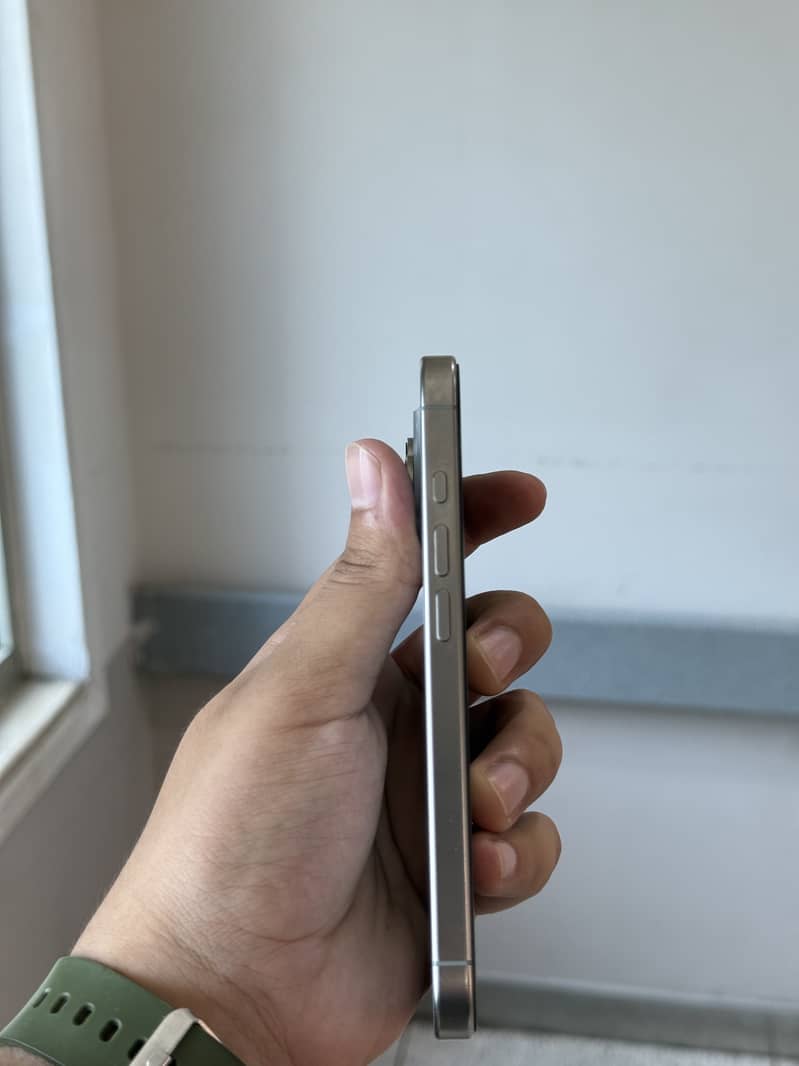 Apple iPhone 16 Pro 1