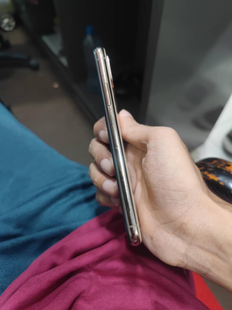 Apple iPhone XS 4
