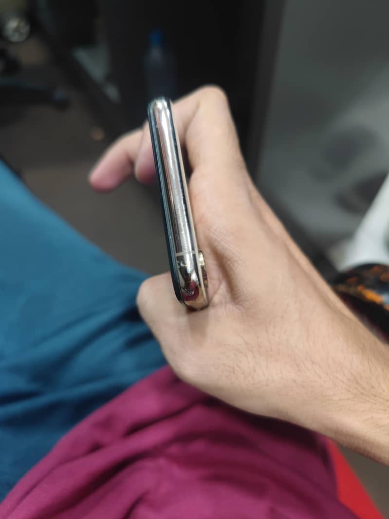 Apple iPhone XS 5