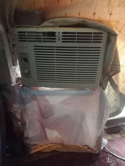window ac 0.5 ton ha supply sath ha all ok