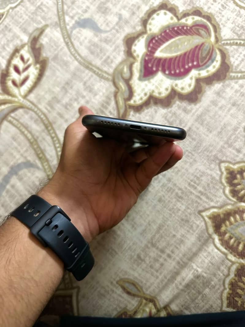 iPhone 11 4