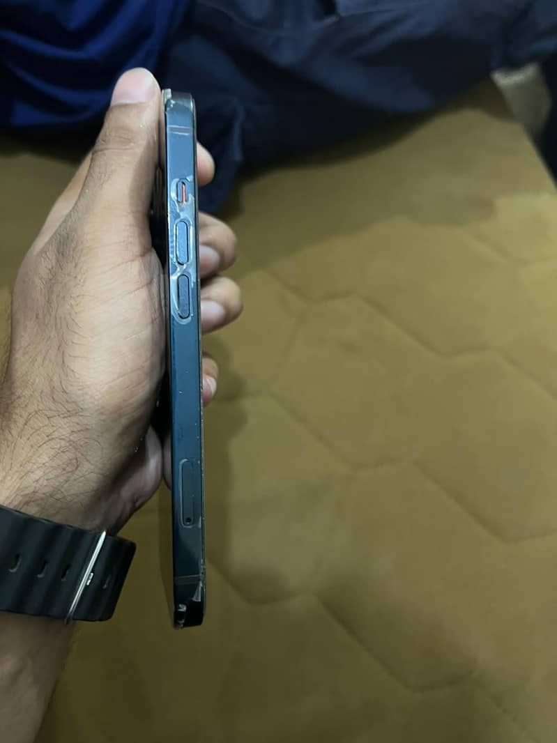 Apple iPhone 13 2