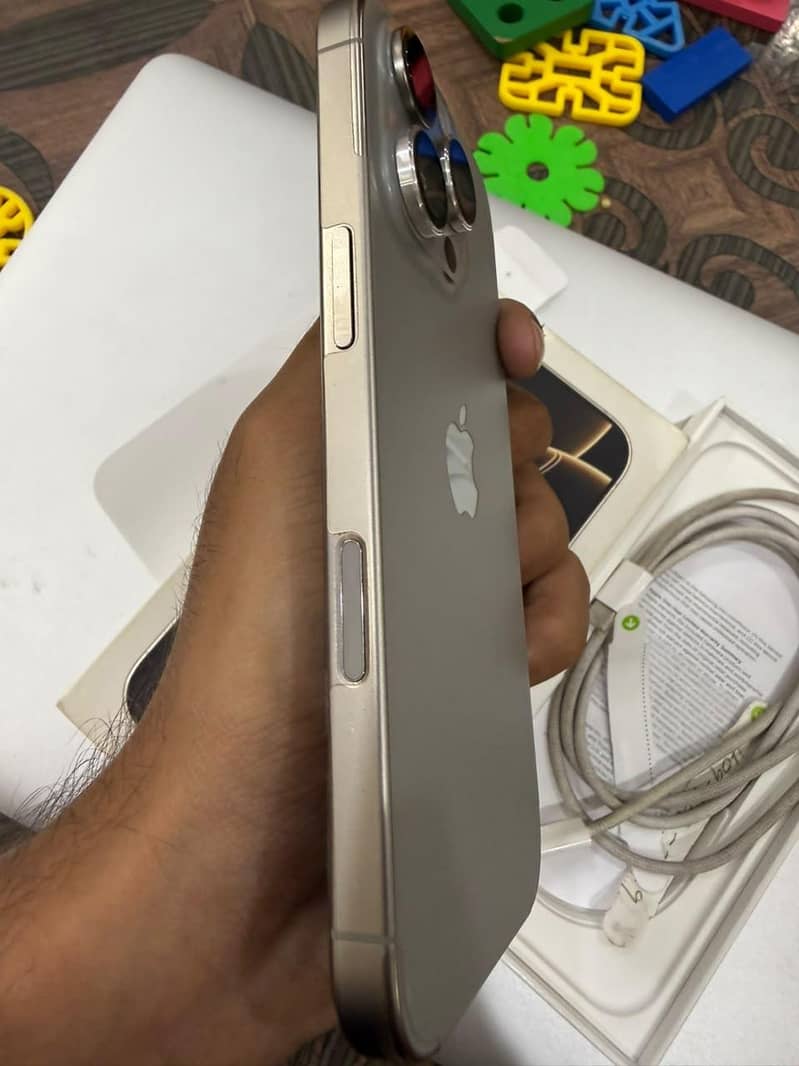 Apple iPhone 16 Pro 4