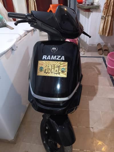Electric scooty for sale New condition Price Kam hojyegi