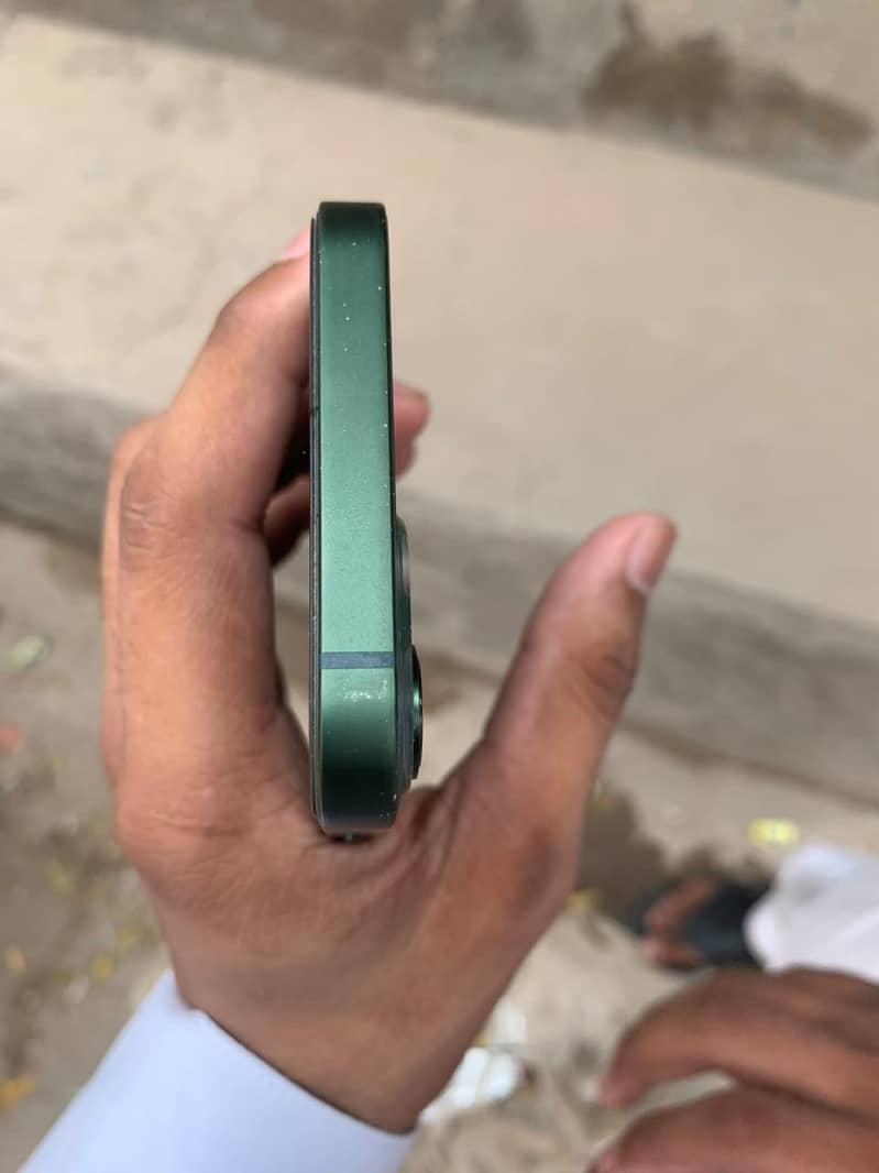 Apple iPhone 13 4