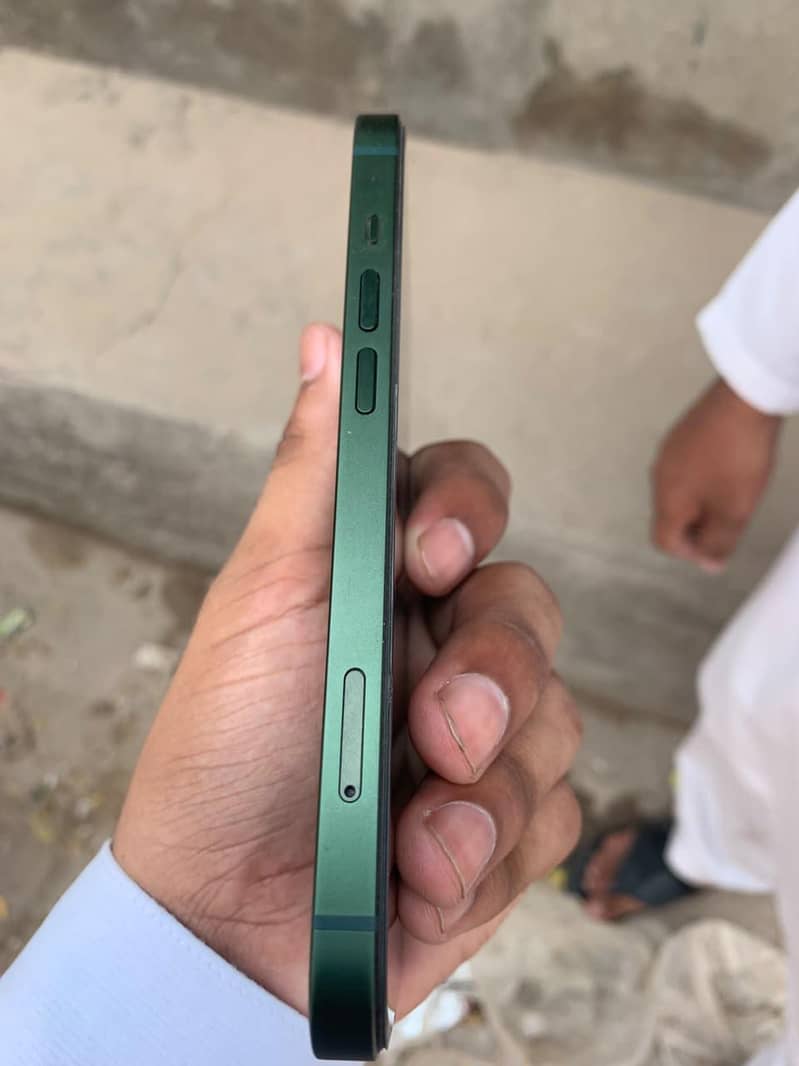Apple iPhone 13 5