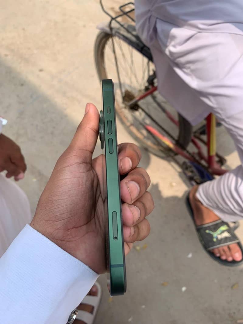 Apple iPhone 13 7