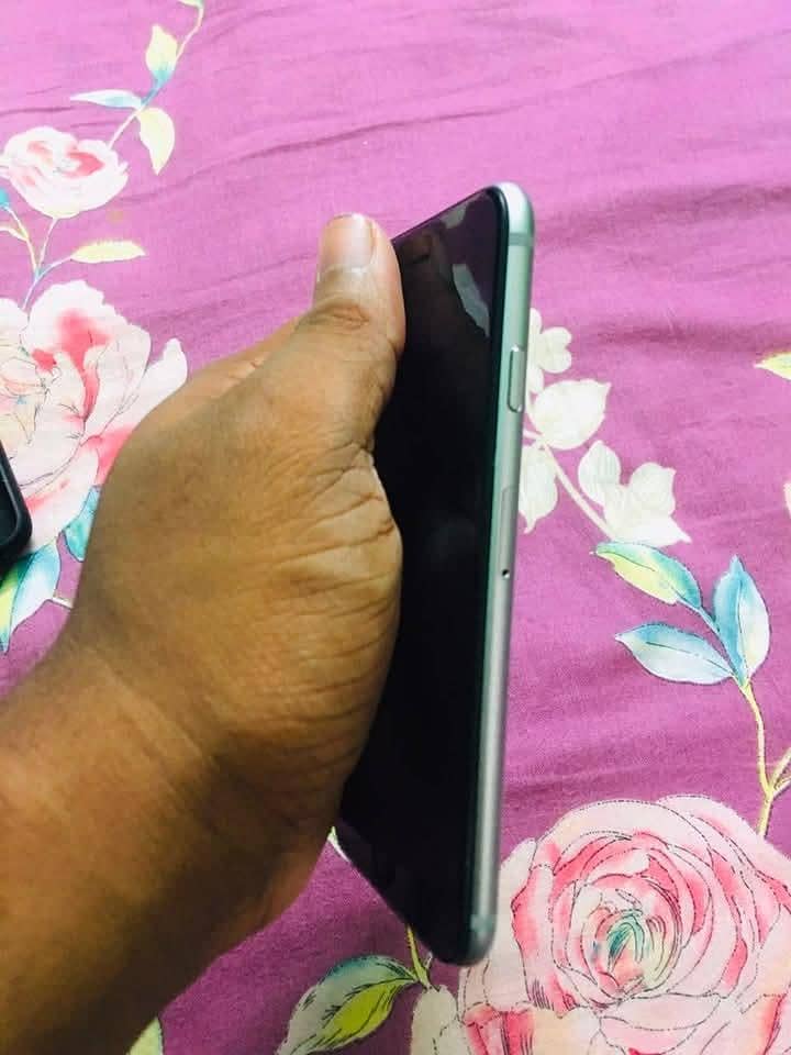 Apple iPhone 6S Plus 2
