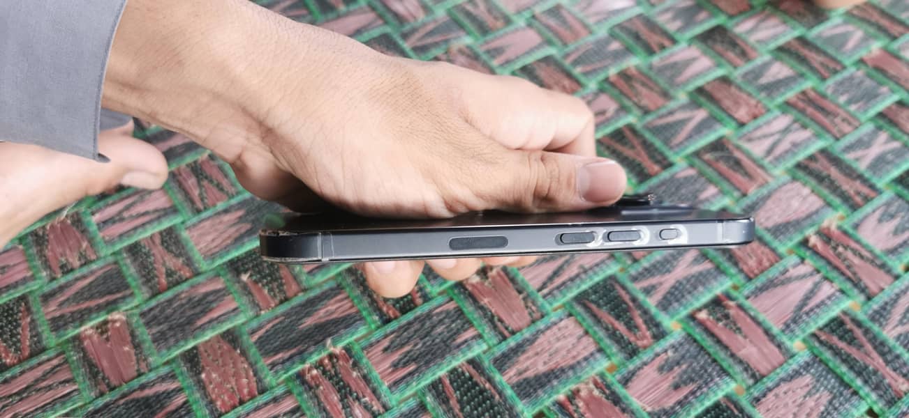 Apple iPhone 16 Pro 3