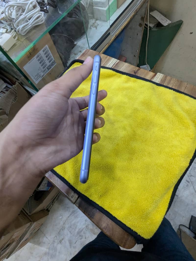 Apple iPhone 11 4